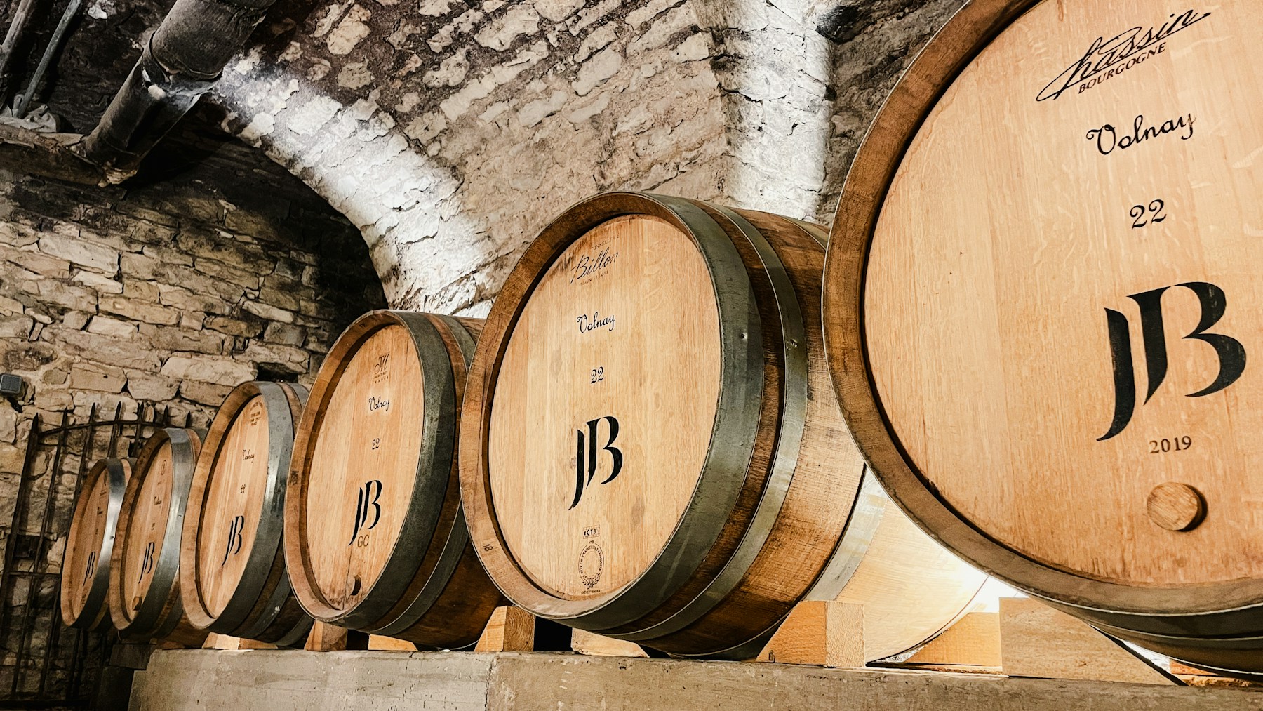 Barris de vinho em uma adega tradicional